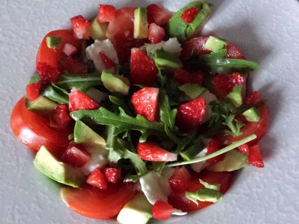 Salade roquette, tomate, avocat, fraise - Préparation etape 6