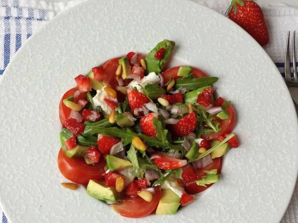 Salade roquette, tomate, avocat, fraise - Préparation etape 7