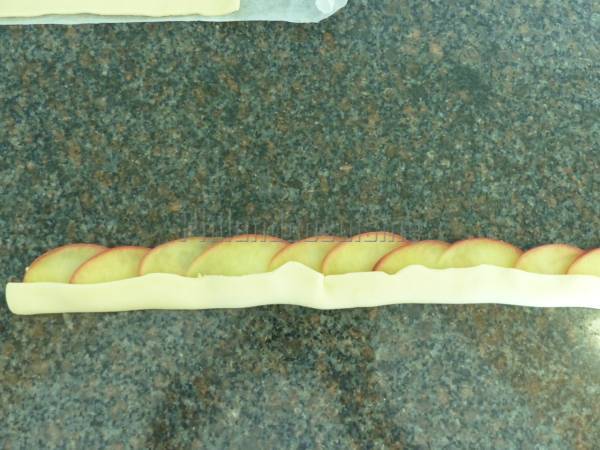 Roses feuilletées aux pommes et à la crème d'amande - Préparation etape 5