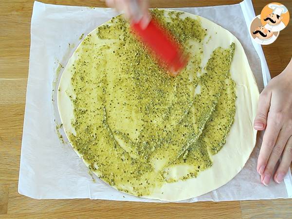 Couronne feuilletée au pesto pour l'apéritif - Préparation etape 1