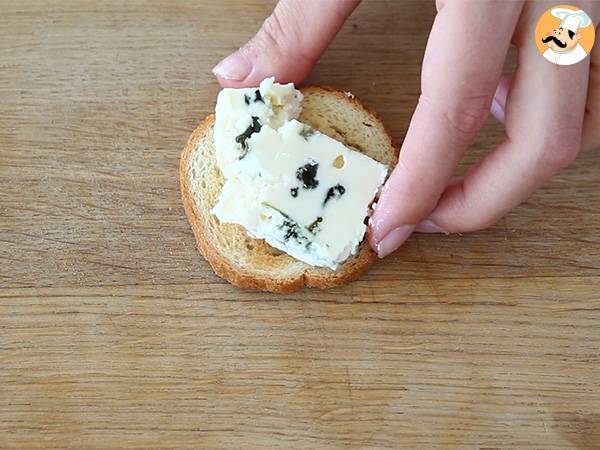 Toasts au roquefort, noix et miel - Préparation etape 1