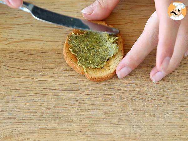 Toasts pesto, parmesan et tomates séchées - Préparation etape 1