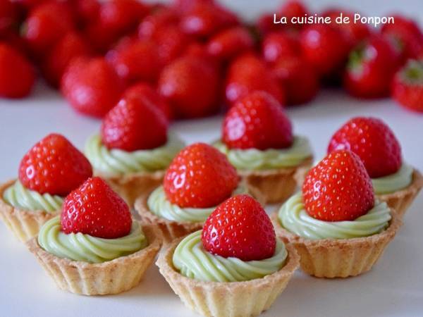 Mini tartelette garnie de crème d'avocat surmonté d'une fraise - Préparation etape 1
