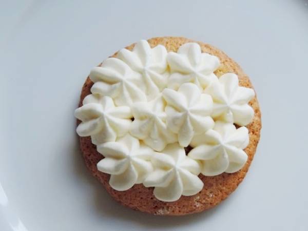 Étages de framboises, de dacquoises et chantilly - Préparation etape 1