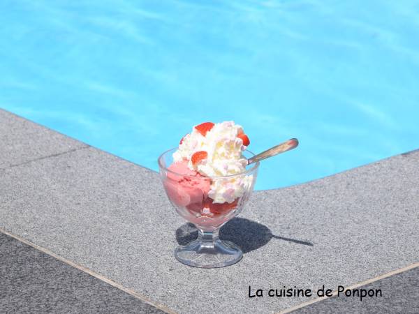 Glace à la fraise parfumée à la liqueur de basilic - Préparation etape 1