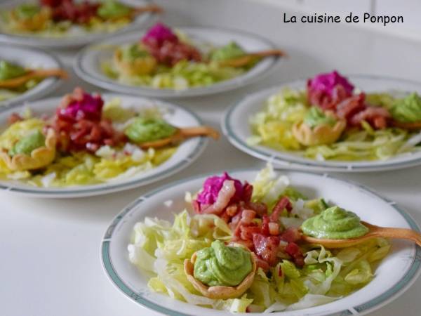 Crème de petits pois et de betterave rouge sur leur lit de salade - Préparation etape 1