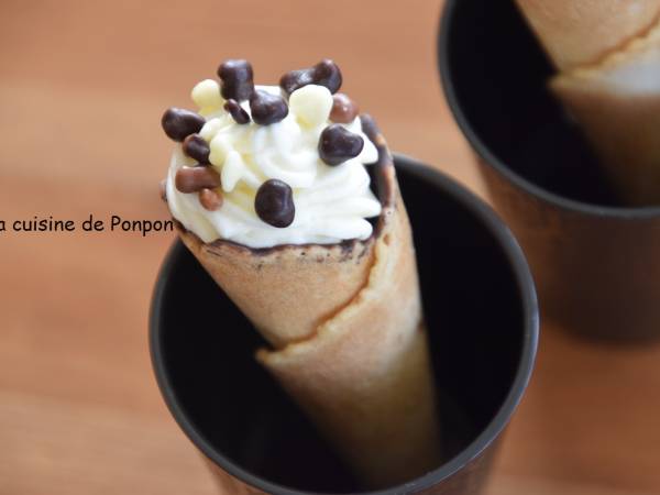 Mini cône chocolaté garni de chantilly - Préparation etape 1