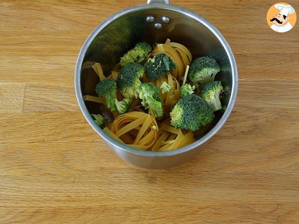 One pot pasta - Tagliatelles au saumon et brocolis - Préparation etape 1