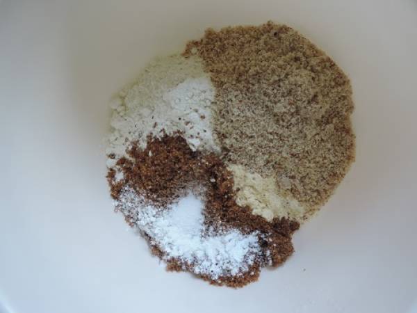 Gâteau aux pommes flambées et noisettes - Préparation etape 1