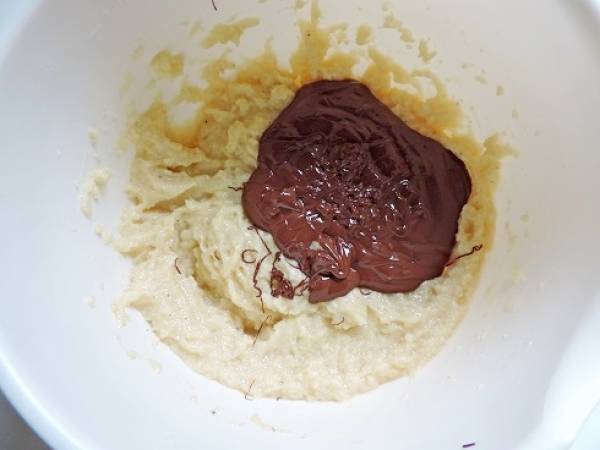 Financier au chocolat garni d'amande et de pralin - Préparation etape 1