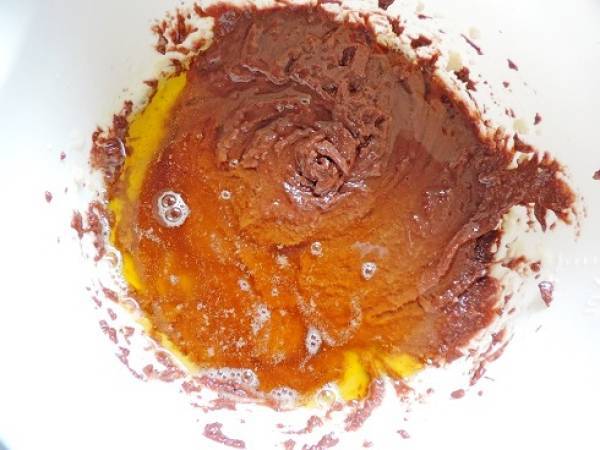 Financier au chocolat garni d'amande et de pralin - Préparation etape 2