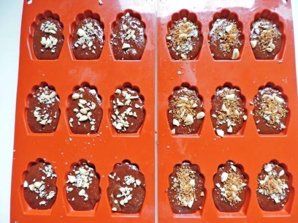 Financier au chocolat garni d'amande et de pralin - Préparation etape 3