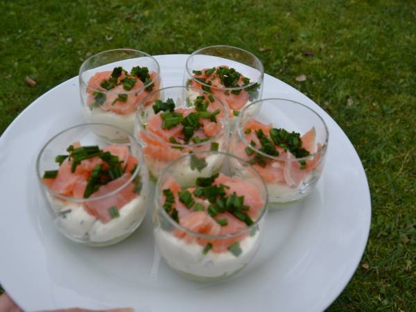 Verrines saumon Boursin avocat et perles de saveurs à la mangue - Préparation etape 1