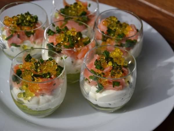 Verrines saumon Boursin avocat et perles de saveurs à la mangue - Préparation etape 2