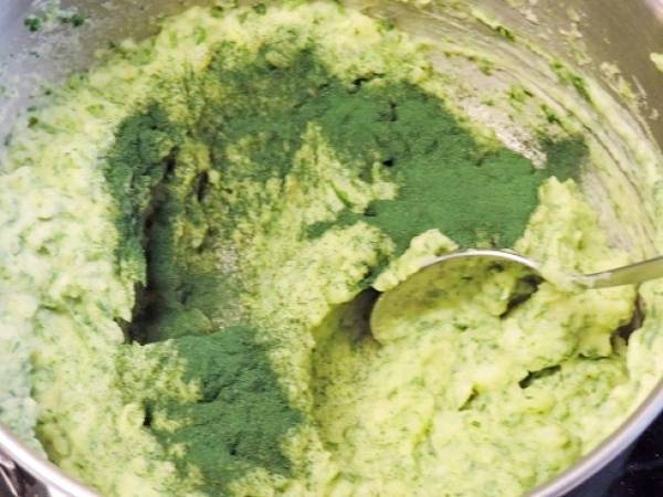 Salade de pissenlits, omelette et purée à la spiruline - Préparation etape 2
