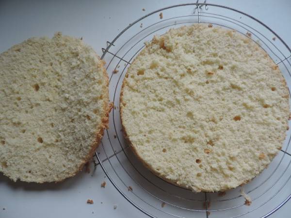 Fraisier au sirop de fraise-basilic et liqueur de basilic, sans beurre - Préparation etape 2