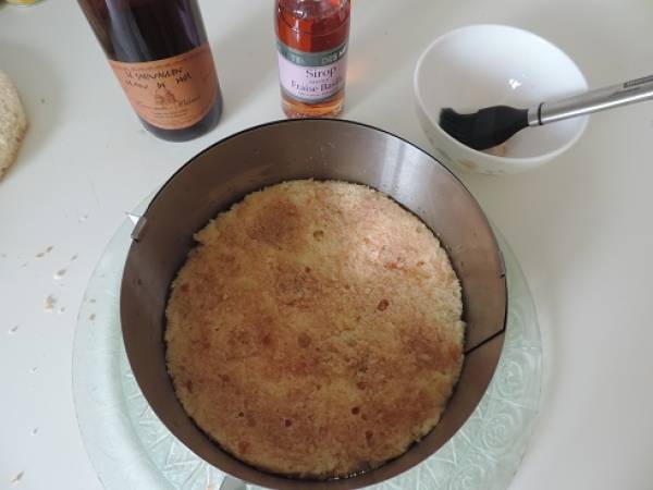 Fraisier au sirop de fraise-basilic et liqueur de basilic, sans beurre - Préparation etape 3