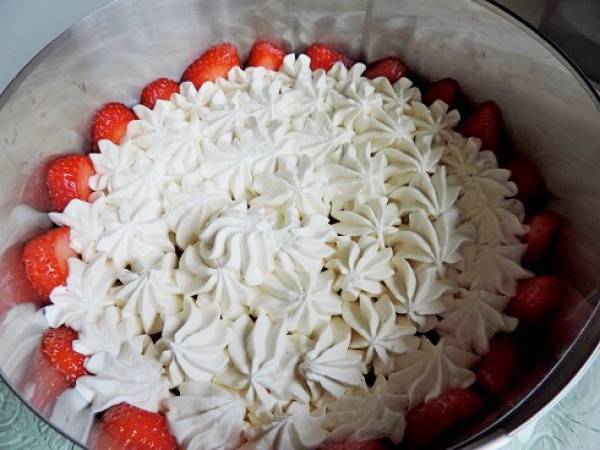 Fraisier au sirop de fraise-basilic et liqueur de basilic, sans beurre - Préparation etape 4