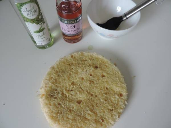 Fraisier au sirop de fraise-basilic et liqueur de basilic, sans beurre - Préparation etape 6