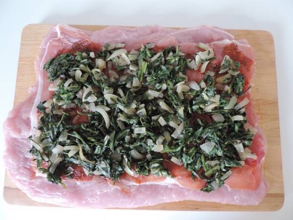 Filet de dinde farci aux pissenlits et crème de tomate - Préparation etape 2