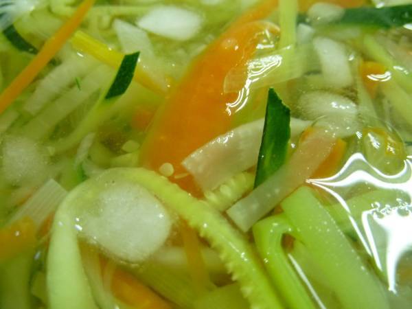 Œufs mollets sur lit de julienne de légumes - Préparation etape 2