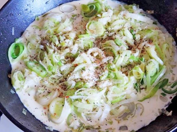 Brick de poireaux sur lit de rillettes de poulet - Préparation etape 1