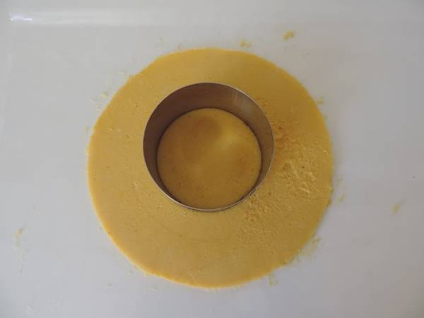 Pâte sucrée selon Cyril Lignac, garnie de crème diplomate à la pistache - Préparation etape 2