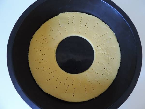 Pâte sucrée selon Cyril Lignac, garnie de crème diplomate à la pistache - Préparation etape 3