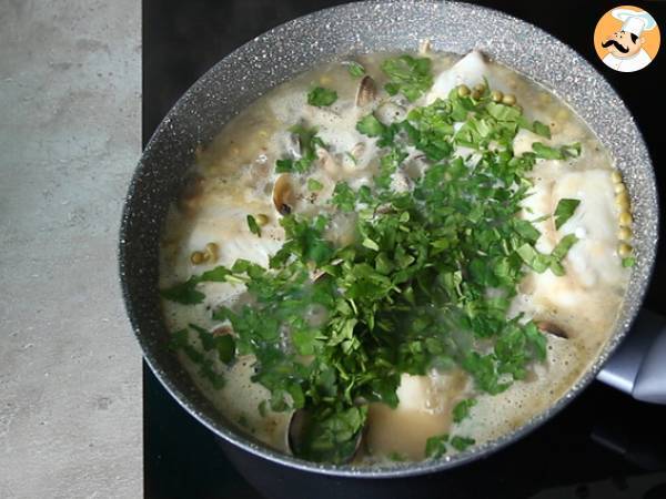 Merlu à l'étouffée, palourdes et petits pois - Préparation etape 4