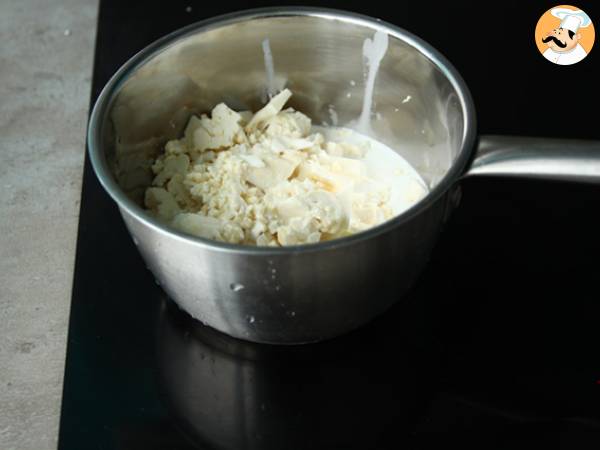 Crème de chou-fleur, coco et saumon fumé - Préparation etape 1