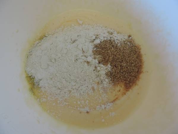 Muffin banane, pomme, poudre d'écorce de combava et son coeur marron - Préparation etape 1