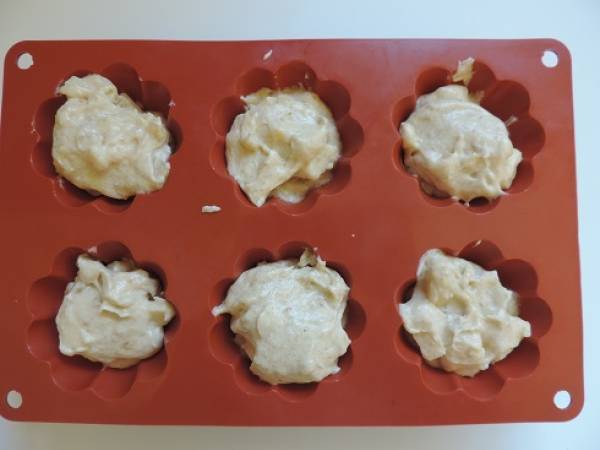 Muffin banane, pomme, poudre d'écorce de combava et son coeur marron - Préparation etape 4