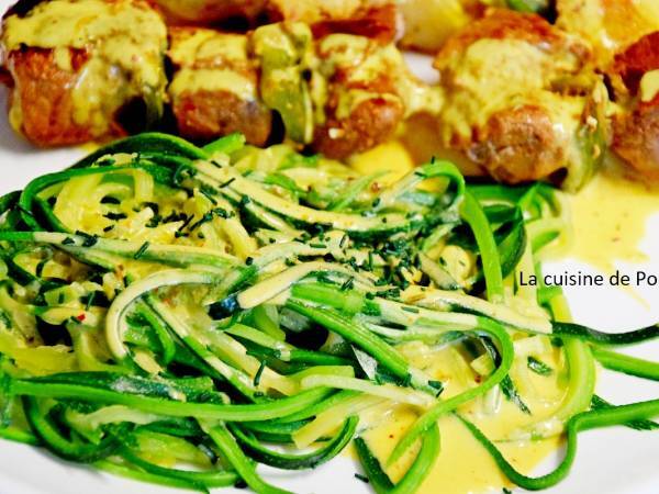Tagliatelles de courgette et brochettes à la sauce moutarde, végétarien - Préparation etape 2