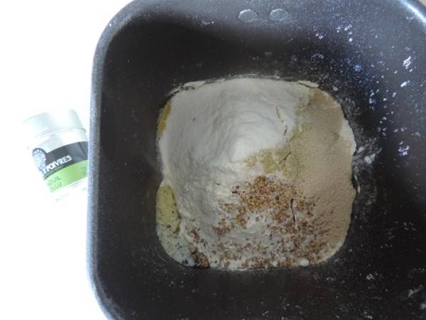 Pain de Radia aux graines de sésame dorées et noires - Préparation etape 1