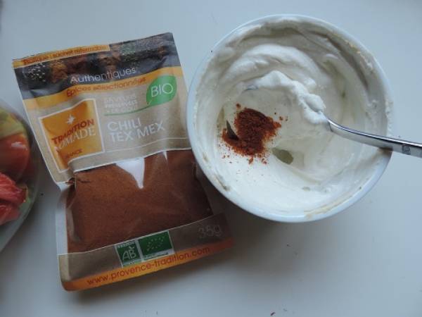 Verrine fraîcheur printanière: avocat, tomate et fraise, végétarien - Préparation etape 2