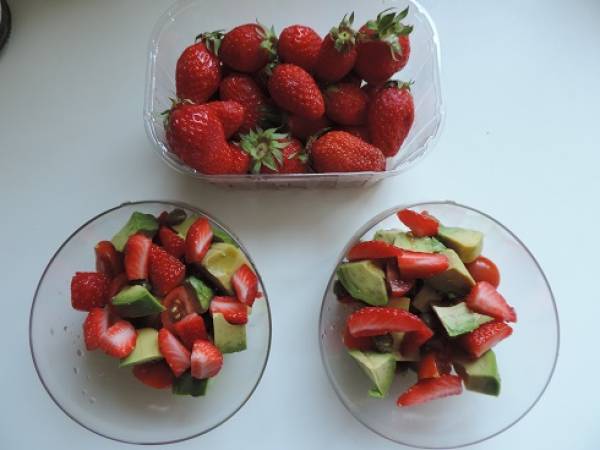 Verrine fraîcheur printanière: avocat, tomate et fraise, végétarien - Préparation etape 4