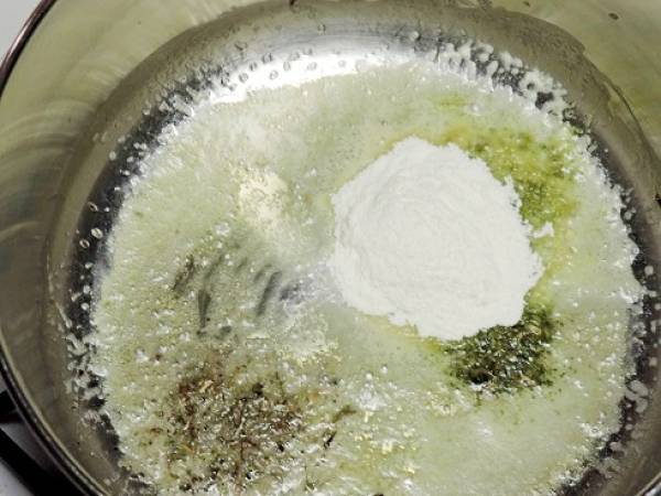 Vol au vent aux restes de poulet et champignons des bois - Préparation etape 1