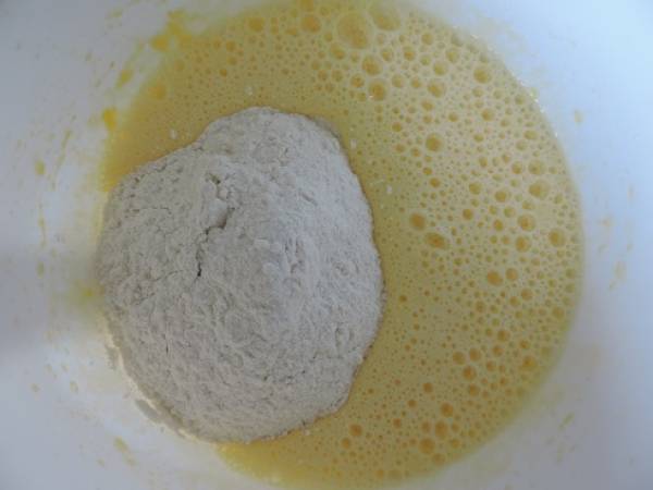 Far au jus de clémentine garni de chantilly et confiture de lait - Préparation etape 1