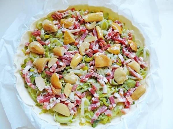 Tarte aux blancs et racines de poireaux et champignons - Préparation etape 2