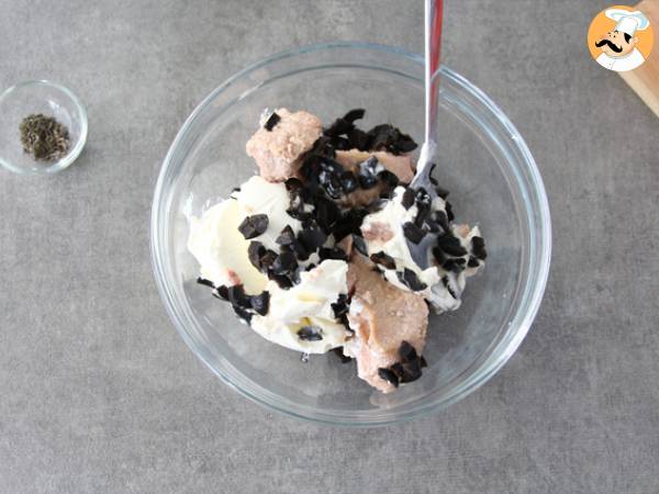 Tomates farcies au thon, fromage frais et aux olives - Préparation etape 2