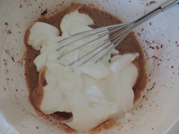 Gâteau magique au chocolat, chantilly vanille et ricoré, framboises et groseilles rouges - Préparation etape 1