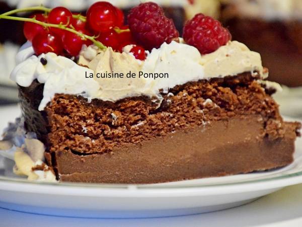 Gâteau magique au chocolat, chantilly vanille et ricoré, framboises et groseilles rouges - Préparation etape 5