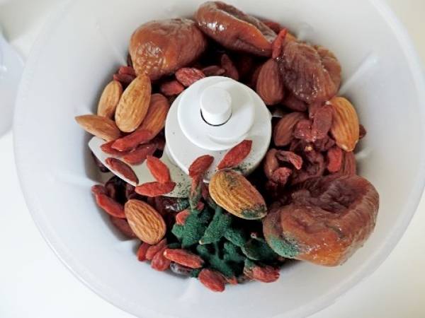Boule énergétique aux figues séchées, amandes, baies de goji, cranberries - Préparation etape 1