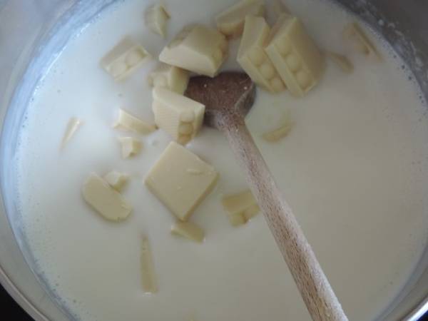 Crème au chocolat blanc, sans oeuf et sans farine - Préparation etape 1