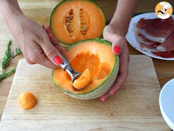 Brochettes apéritives melon, jambon, romarin - Préparation etape 1