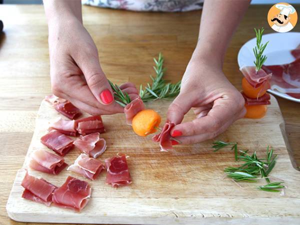 Brochettes apéritives melon, jambon, romarin - Préparation etape 3