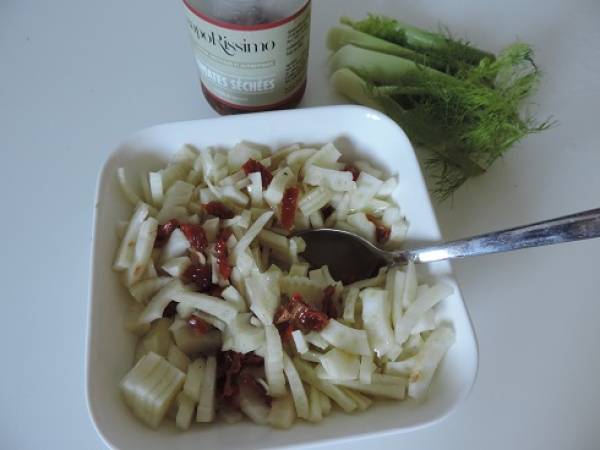 Salade de fenouil aux tomates séchées, oeufs durs farcis et filet de pintade - Préparation etape 2