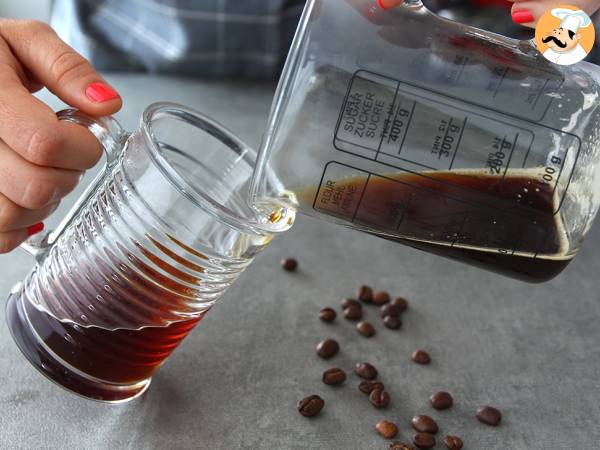 Irish Coffee (café avec du whisky et de la crème fouettée) - Préparation etape 2