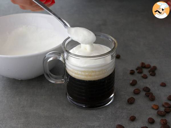 Irish Coffee (café avec du whisky et de la crème fouettée) - Préparation etape 3