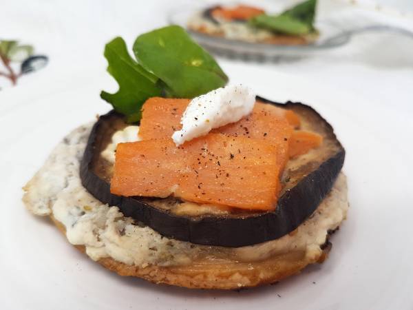 Mini pizza aubergine, chèvre et saumon fumé, touche de miel - Préparation etape 4